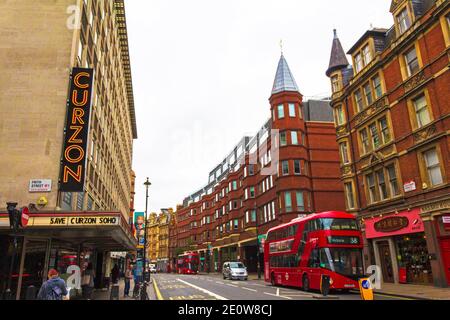 Blick`s Shaftesbury Avenue-Londons West End Theaterviertel, mit den Theatern Lyric, Apollo, Gielgud und Queen`s, Großbritannien, August 2016 Stockfoto